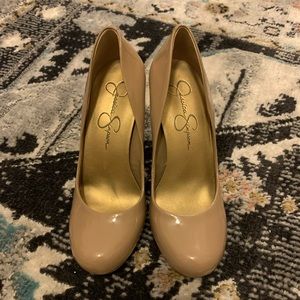 Nude Pumps